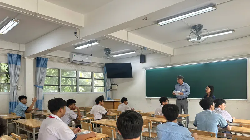 Thí sinh tham dự kỳ thi tuyển sinh lớp 10 tại điểm thi Trường THPT Phước Long (phường Phước Long)
