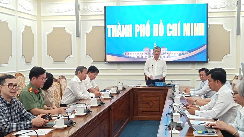 Giám đốc Sở GD-ĐT TPHCM Nguyễn Văn Hiếu báo cáo công tác chuẩn bị cho kỳ thi tốt nghiệp THPT năm 2026