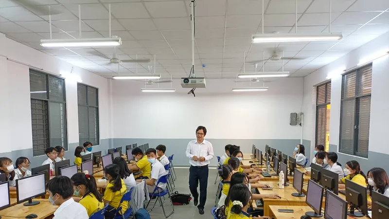 Học sinh Trường THPT chuyên Lê Hồng Phong (phường Chợ Quán) trong một giờ học