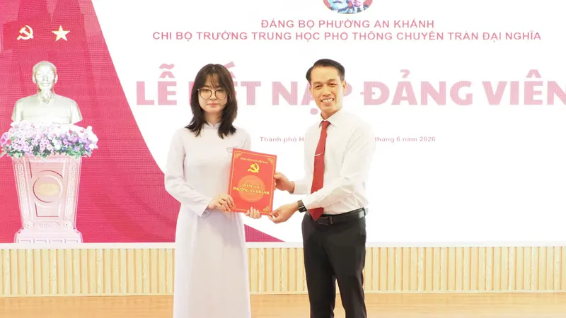 Thầy Nguyễn Minh, Bí thư chi bộ, Hiệu trưởng Trường THPT chuyên Trần Đại Nghĩa trao quyết định kết nạp Đảng viên mới cho học sinh Nguyễn Lê Phương Anh