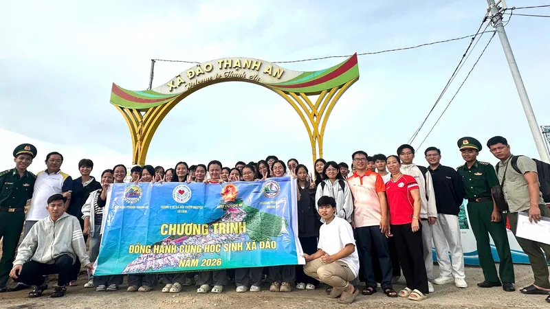 Học sinh xã đảo Thạnh An chụp hình kỷ niệm trước khi rời đảo vào đất liền dự thi tốt nghiệp THPT vào sáng 10-6