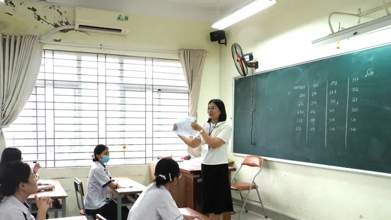 Cán bộ coi thi sinh hoạt quy chế thi tại điểm thi THPT Gia Định. Ảnh: THU TÂM