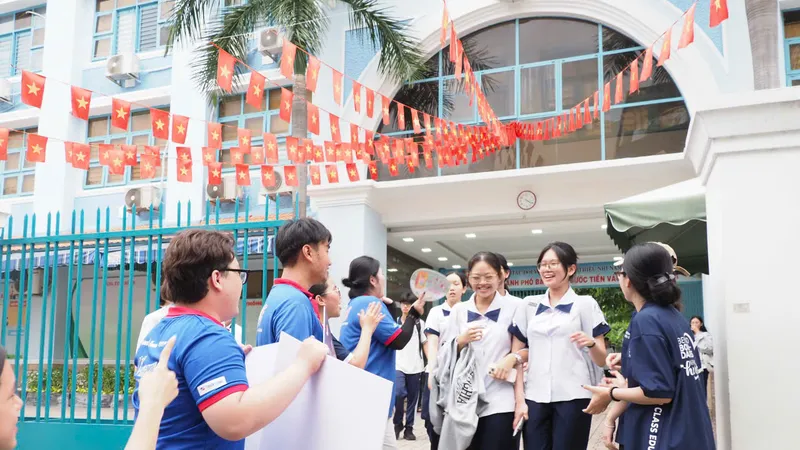 Thí sinh phấn khởi sau giờ làm bài thi môn Toán tại điểm thi THCS Trần Văn Ơn (phường Tân Định). Ảnh: THU TÂM.