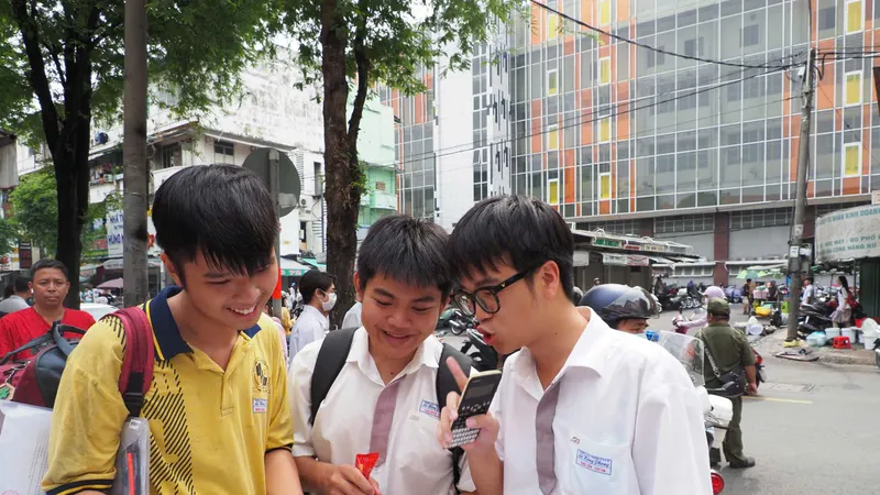 Thí sinh tại điểm thi Trường THCS Lý Phong (phường An Đông, TPHCM) sau khi kết thúc giờ làm bài môn tự chọn. Ảnh: THU TÂM.