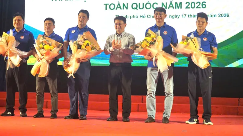 Đại điện Đoàn thể thao học sinh TPHCM nhận hoa chúc mừng của lãnh đạo thành phố.