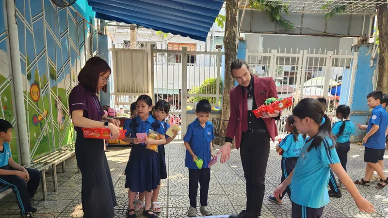 Học sinh Trường Tiểu học Hòa Bình (phường Sài Gòn) tham gia hoạt động với giáo viên nước ngoài 
