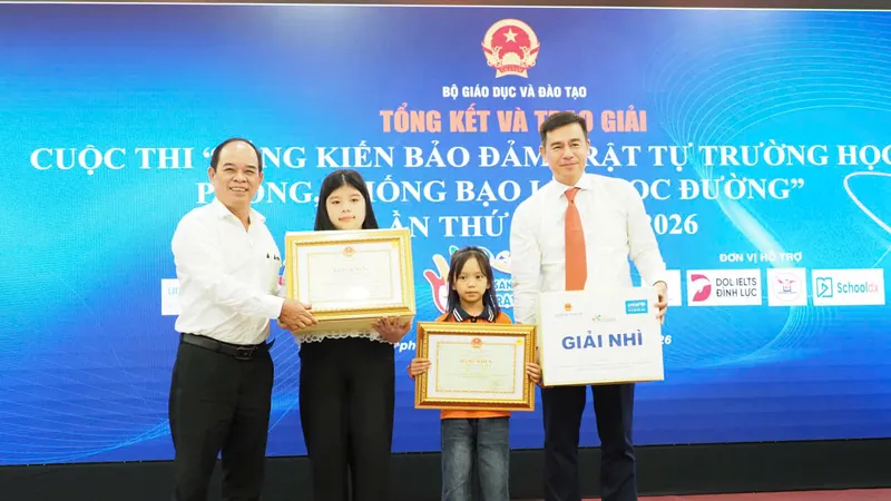 Trao giải cho các thí sinh đạt giải nhất và giải nhì của cuộc thi