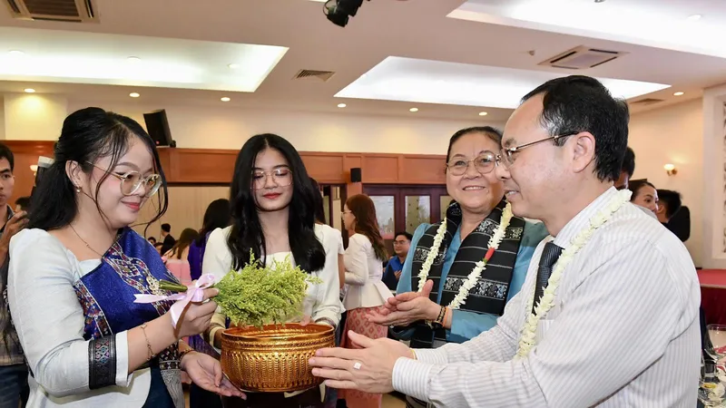 Lãnh đạo TPHCM chiêu đãi sinh viên Lào, Campuchia nhân tết cổ truyền của hai nước 