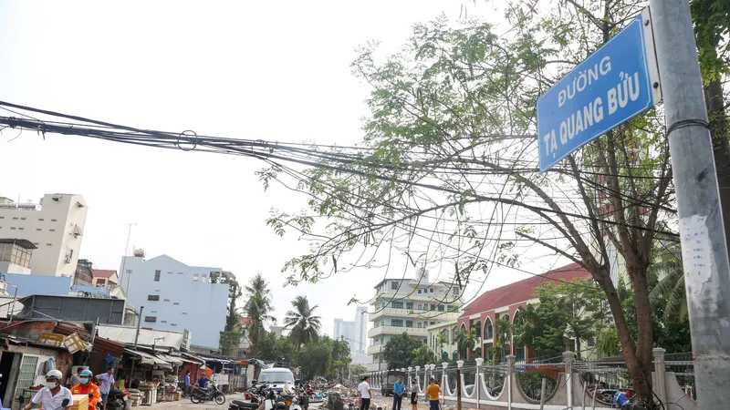 Hiện trạng của đường Tạ Quang Bửu, phường 4. Ảnh: THẢO LÊ 