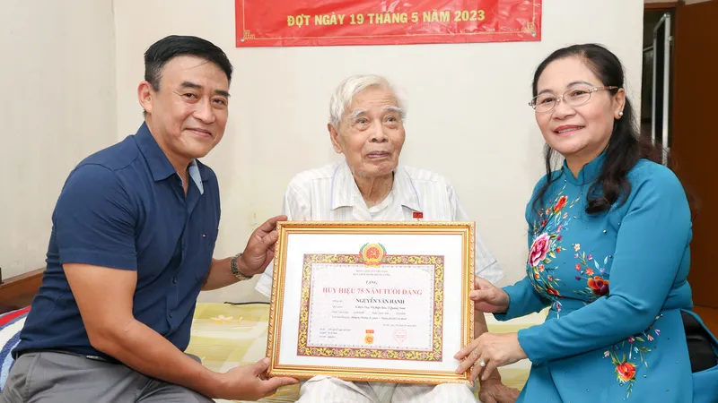 Chủ tịch HĐND TPHCM Nguyễn Thị Lệ trao Huy hiệu Đảng tại quận 5