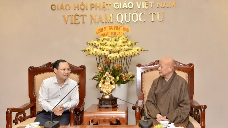 Đồng chí Nguyễn Văn Hiếu thăm Hòa thượng Thích Lệ Trang, Ủy viên Thường trực Hội đồng Trị sự Giáo hội Phật giáo Việt Nam; Trưởng Ban Trị sự Giáo hội Phật giáo Việt Nam TPHCM. Ảnh: CAO THĂNG 
