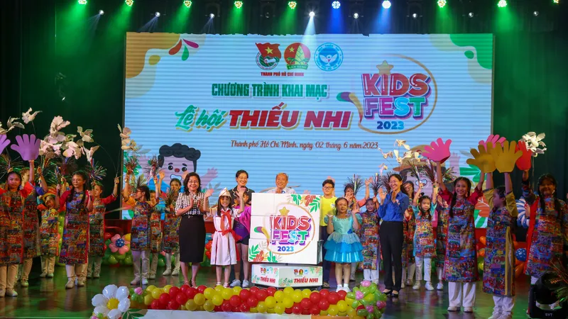 Lãnh đạo Ban VH-XH HĐND TPHCM, Ban Dân vận Thành ủy, Thành đoàn TPHCM dự lễ khai mạc Lễ hội Thiếu nhi năm 2023. Ảnh: THẢO LÊ 