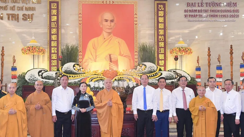 Phó Bí thư Thành ủy TPHCM Nguyễn Hồ Hải cùng các lãnh đạo TPHCM tham dự lễ tưởng niệm 60 năm Bồ tát Thích Quảng Đức vị Pháp thiêu thân. Ảnh: VIỆT DŨNG 