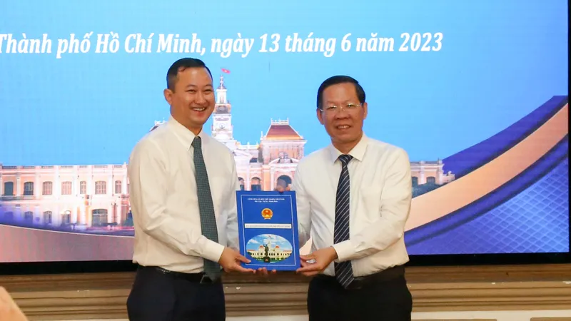 Chủ tịch UBND TPHCM Phan Văn Mãi trao quyết định cho ông Trần Phú Lữ. Ảnh: THẢO LÊ 