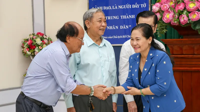 Phó Bí thư Thành ủy TPHCM, Chủ tịch HĐND TPHCM Nguyễn Thị Lệ chào hỏi đồng bào người Hoa tại quận 5. Ảnh: THẢO LÊ 