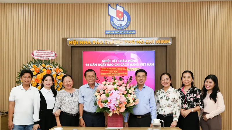 Đoàn đại biểu tặng hoa chúc mừng Hội Nhà báo TPHCM. Ảnh: THẢO LÊ 