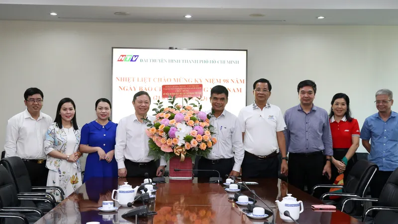 Đoàn lãnh đạo TPHCM tặng hoa chúc mừng Đài Truyền hình TPHCM. Ảnh: THẢO LÊ 