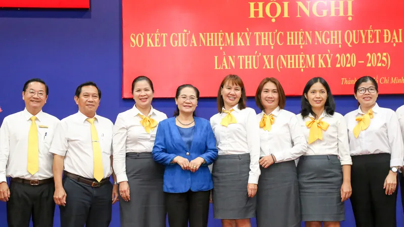 Phó Bí thư Thành ủy TPHCM Nguyễn Thị Lệ chụp ảnh lưu niệm cùng tập thể Bưu điện TPHCM. Ảnh: THẢO LÊ 