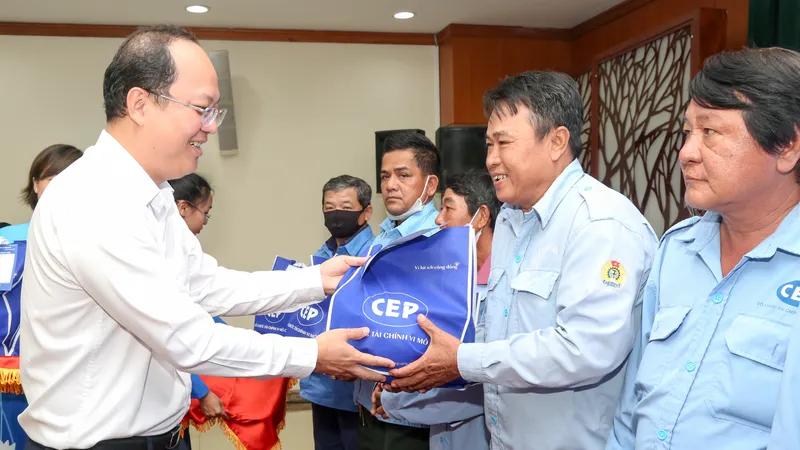 Phó Bí thư Thành ủy TPHCM Nguyễn Hồ Hải trao vốn và quà hỗ trợ cho công nhân. Ảnh: THẢO LÊ 