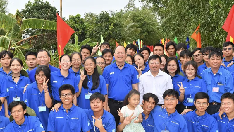 Đoàn đại biểu TPHCM thăm chiến sĩ tình nguyện Mùa hè xanh tại tỉnh Đồng Tháp. Ảnh: VIỆT DŨNG 