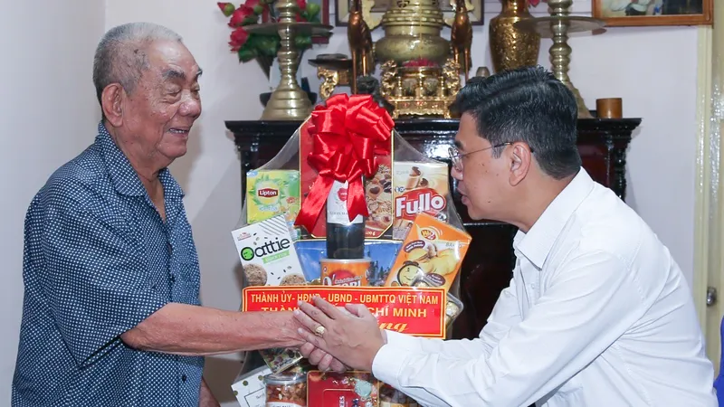 Phó Chủ tịch HĐND TPHCM Nguyễn Văn Dũng thăm thương binh Đinh Công Đắc tại phường Đa Kao. Ảnh: THẢO LÊ 