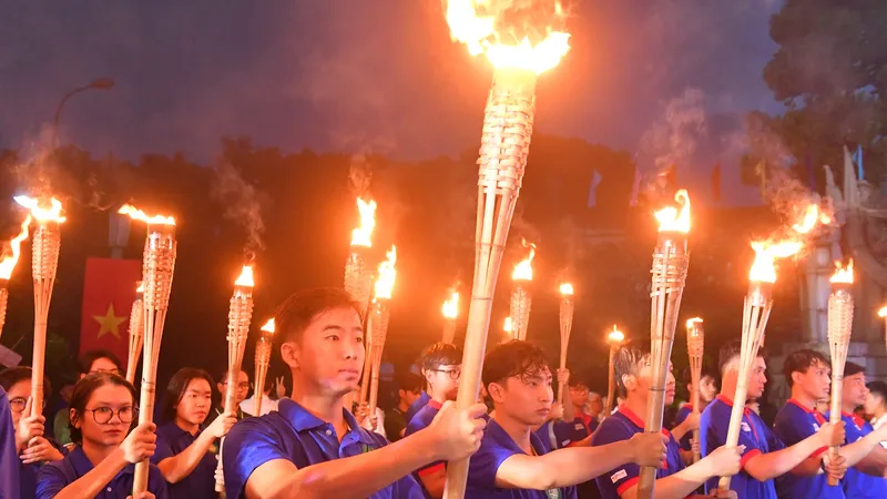 Thắp nến tri ân các anh hùng liệt sĩ 