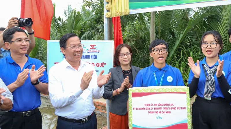 Lãnh đạo TPHCM thăm chiến sĩ tình nguyện hè tại tỉnh Bến Tre