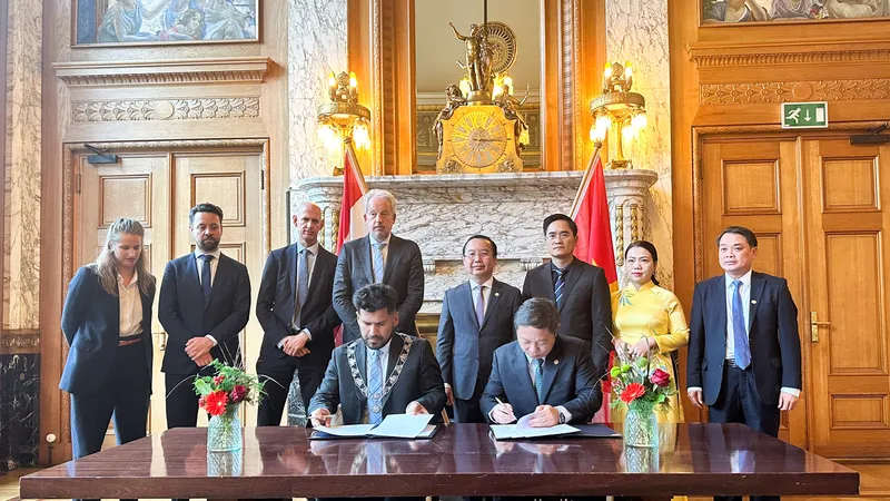 UBND TPHCM và chính quyền TP Rotterdam, vương quốc Hà Lan đã ký bản ghi nhớ về ứng phó với biến đổi khí hậu và quản lý ngập lụt tại TPHCM