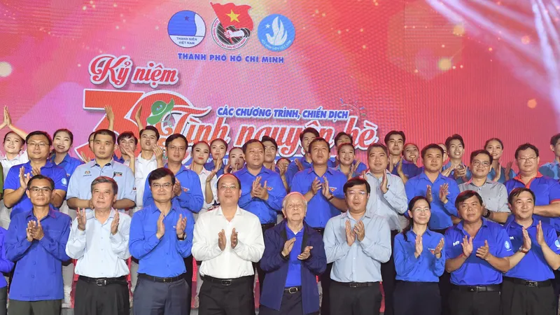 Lãnh đạo, nguyên lãnh đạo TPHCM, Thành đoàn TPHCM và các địa phương tại lễ kỷ niệm. Ảnh: VIỆT DŨNG 