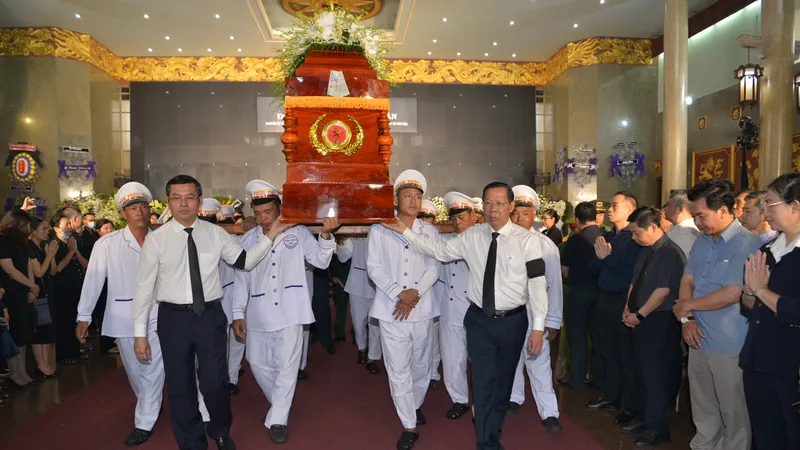 Lễ di quan, đưa linh cữu đồng chí Trần Hồng Quân lên xe tang. Ảnh: CAO THĂNG