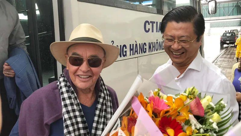 Ông Trương Quang Hoài Nam, Phó Chủ tịch UBND TP Cần Thơ đón tiếp ông Joe Lewis và đoàn. Ảnh: PHAN TÍN