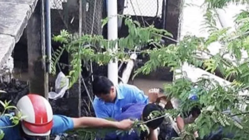 Sửa máy bơm nước, 2 người chết, 3 người bị thương