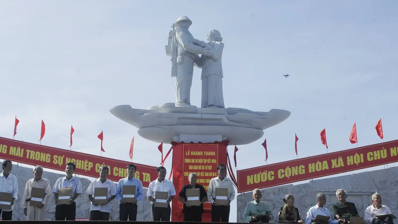 Khánh thành tượng đài tưởng niệm sự kiện tập kết 1954