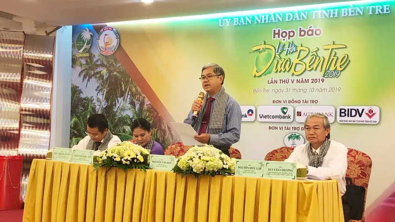 Ông Nguyễn Văn Đức, Phó Chủ tịch UBND tỉnh Bến Tre thông tin tại buổi họp báo