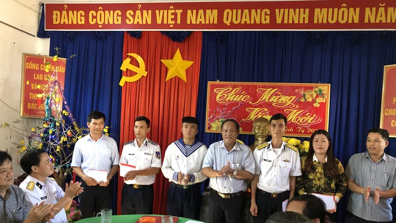 Đoàn công tác thăm và chúc tết cán bộ, chiến sĩ đảo Thổ Chu