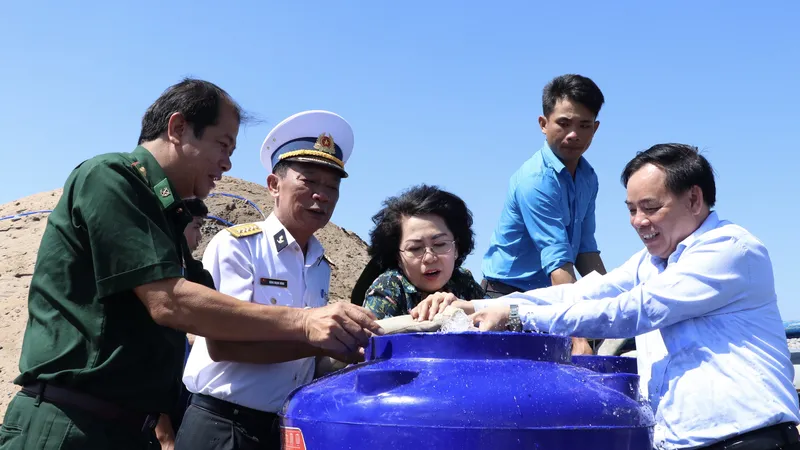 Tặng bồn chứa nước ngọt cho người dân vùng hạn mặn