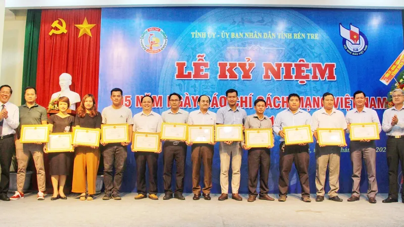 2 cán bộ, phóng viên Báo SGGP được Chủ tịch UBND tỉnh Bến Tre tặng bằng khen