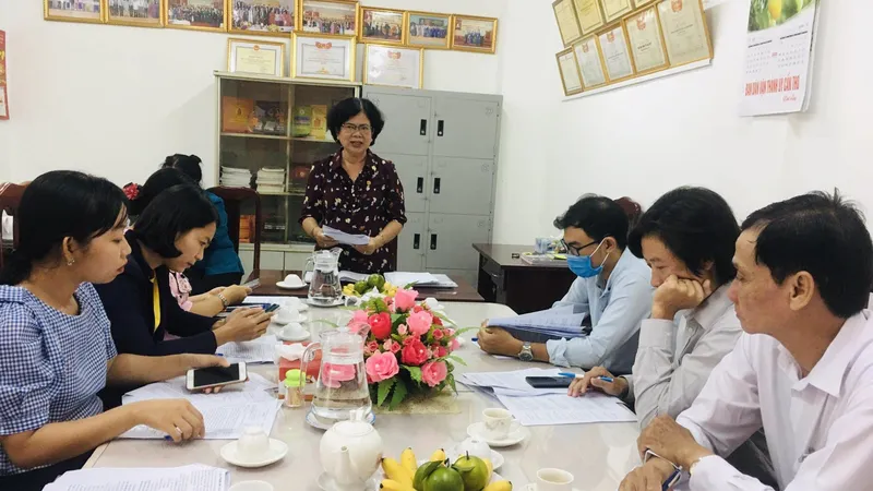 Bà Võ Thị Thanh Nga, Chủ tịch Hội NNCĐDC/DIOXIN TP Cần Thơ thông tin với báo chí về thể lệ tham dự giải, cơ cấu giải thường