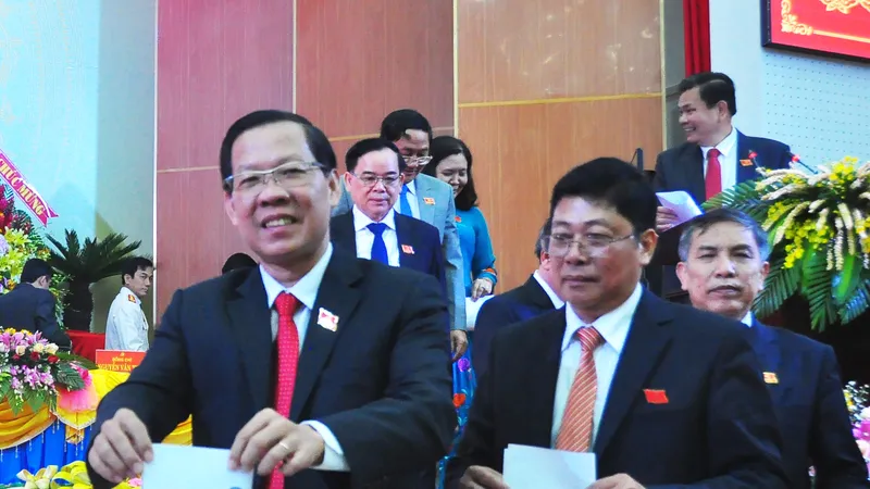 Đồng chí Phan Văn Mãi (bìa trái) tái đắc cử Bí thư Tỉnh ủy Bến Tre nhiệm kỳ 2020-2025. Ảnh: TÍN HUY