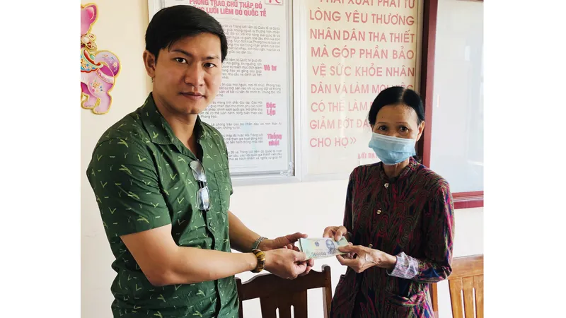 Báo Sài Gòn Giải Phóng trao tiền hỗ trợ cho vợ chồng già mắc bệnh hiểm nghèo