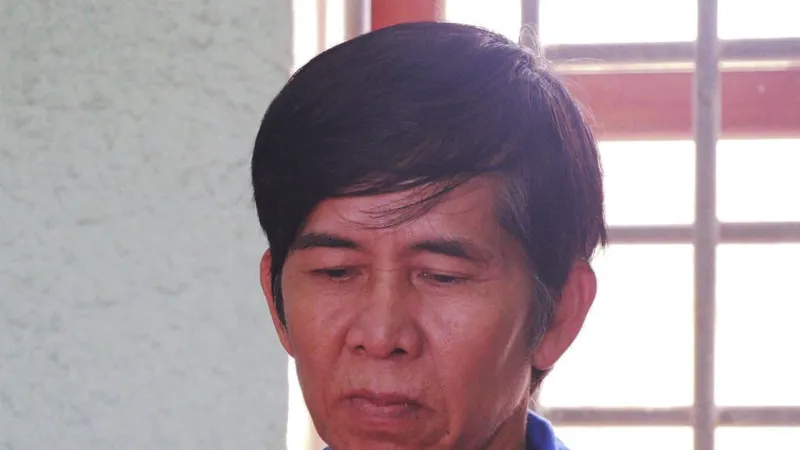 Trốn truy nã mà còn đi trộm sà lan