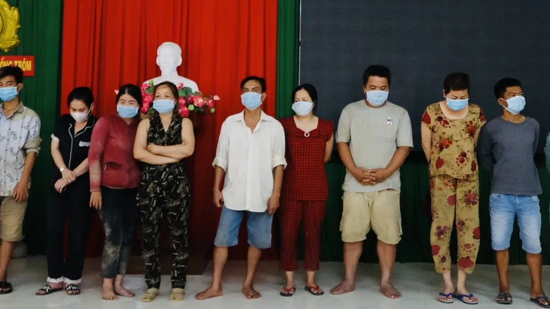 Bắt quả tang 21 người đánh bạc trong mùa dịch Covid-19, thu giữ 800 triệu đồng 