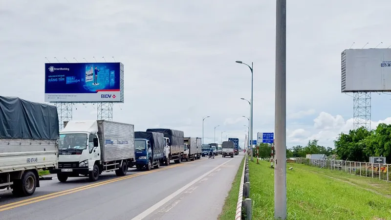 Xe qua cầu Rạch Miễu ùn ứ kéo dài một chiều từ Tiền Giang về Bến Tre