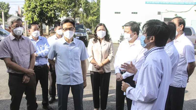 Phó Thủ tướng Vũ Đức Đam kiểm tra công tác phòng, chống dịch Covid-19 tại Bến Tre. Ảnh: TÍN HUY