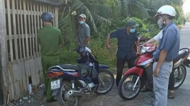 Tổ công tác xã Châu Hòa kiểm tra người dân trên địa bàn khi đang triển khai thực hiện Chỉ thị 16
