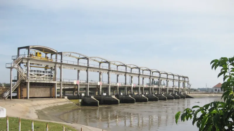Cống Láng Thé thuộc xã Nhị Long, tỉnh Vĩnh Long vận hành để ngăn mặn trữ ngọt