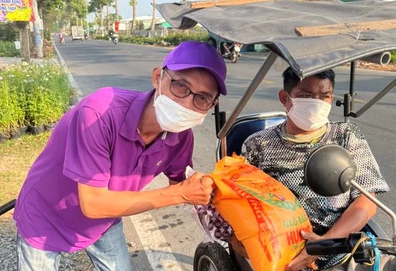Hội quán Tôi yêu màu tím trao 1 tấn gạo cho bà con nghèo
