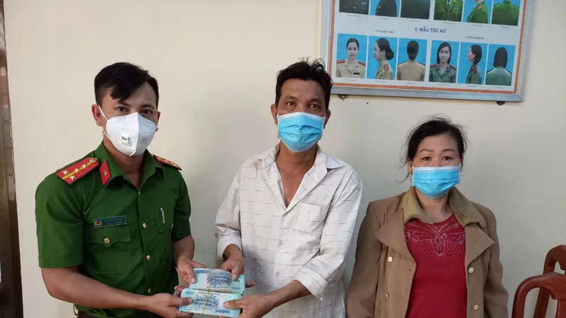 Anh xe ôm nhặt 100 triệu đồng trả lại người bị mất​​ ​