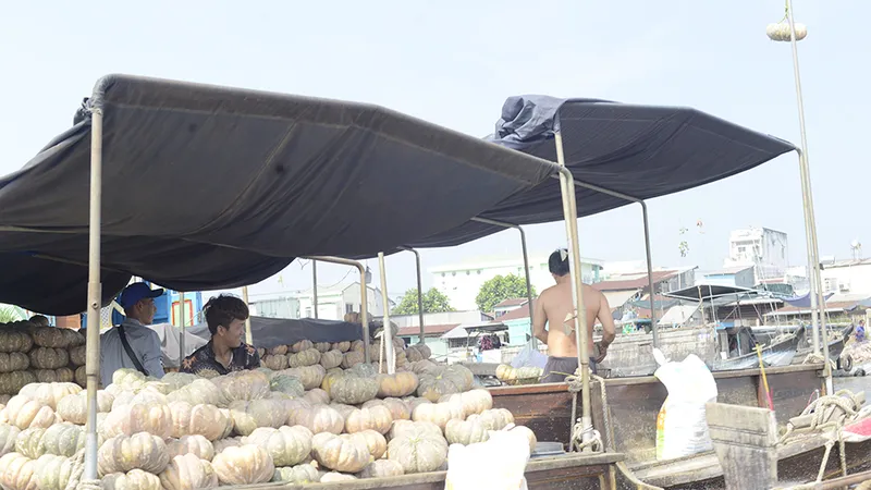Dân thương hồ giữa vòng vây xăng dầu