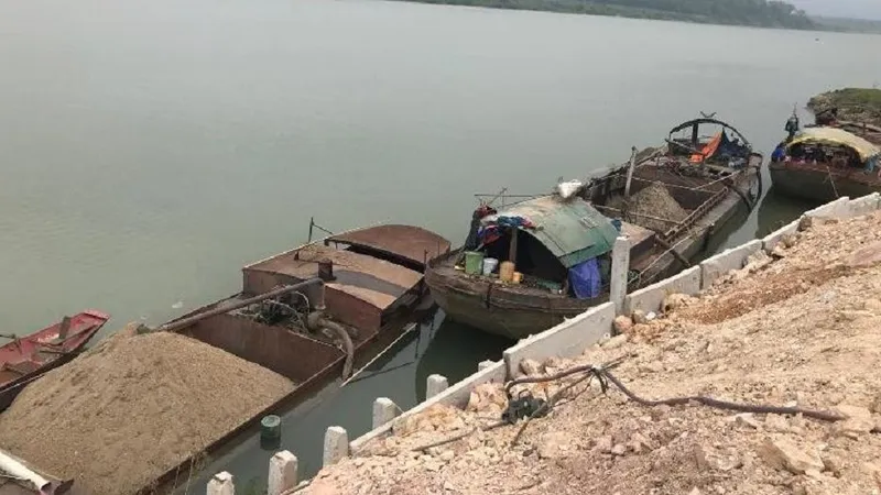 Tự ý khai thác 1.000m³ khoáng sản, bị phạt 115 triệu đồng